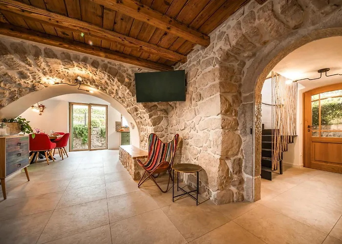 Vikendica 3 Bedroom Beautiful In Malinska