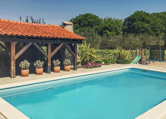 Holiday home 3 Bedroom Beautiful In Malinska