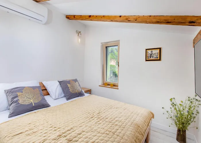 Holiday home 3 Bedroom Beautiful In Malinska