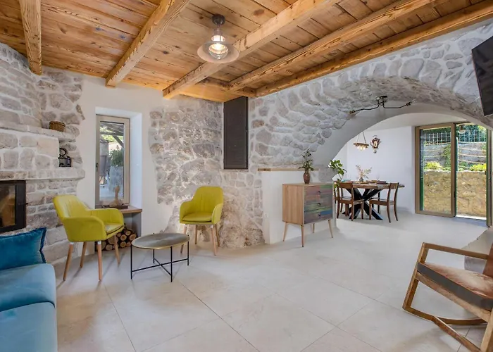 Holiday home 3 Bedroom Beautiful In Malinska