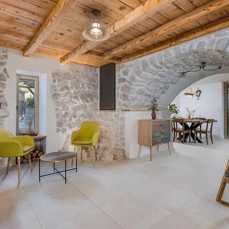 Holiday home 3 Bedroom Beautiful In Malinska